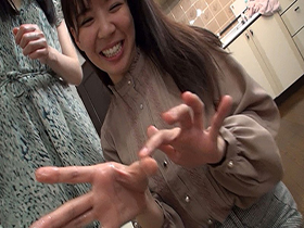 なかよし素人娘2人組とねっとりベロチューしながら焦らし手コキ4 12人　サンプル画像16